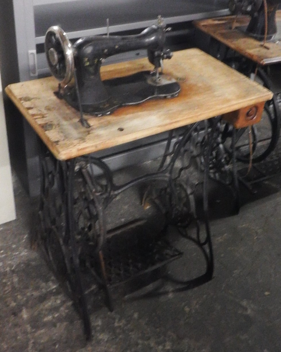 mesa antigua para máquina de coser con patas de hierro